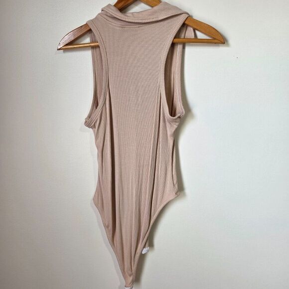 EUC ALMOST FAMOUS TAN / CREAM RIBBED SLEEVES COLLARED V NECK BODYSIUT SZ M - Picture 2 of 12